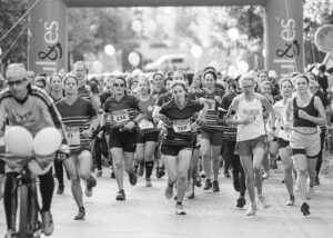 Groupe de femmes courant ensemble lors d’un événement sportif solidaire