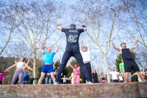 Échauffement collectif avant une manifestation sportive conviviale