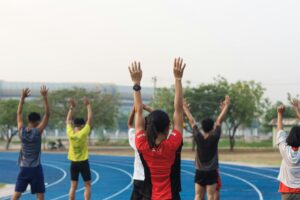 Femmes faisant un échauffement collectif avant une course caritative