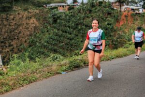 Femmes participant à une course caritative en plein air