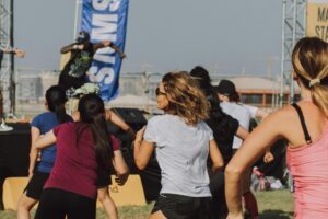 Femmes faisant un échauffement collectif avant une course féminine solidaire